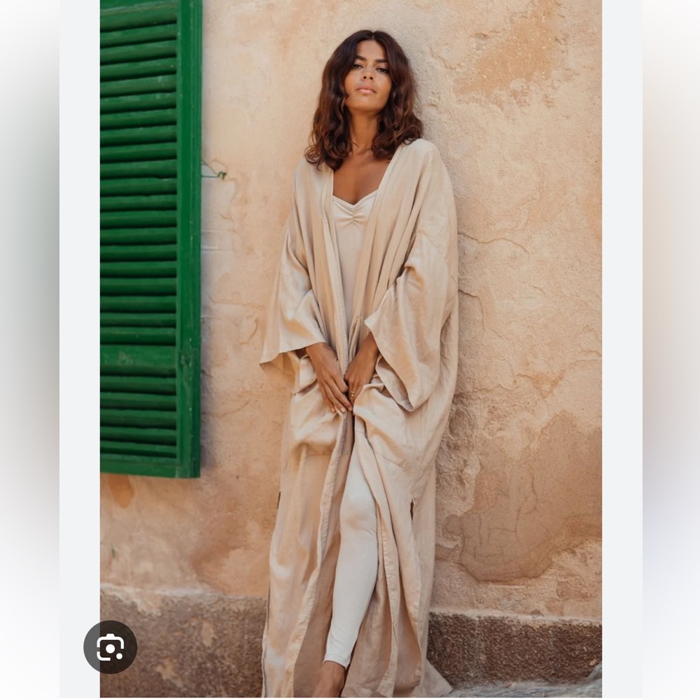 Myrah Penaloza Beautiful linen full length Kimono O/S never worn